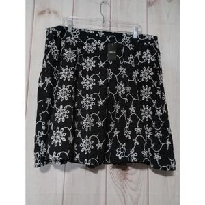 Torrid Skirt Ladies 2x Black Floral Embroidered knee‎ length